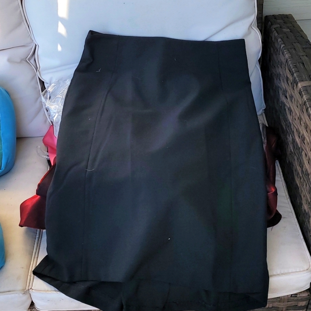 Isaac Mizrahi, pencil skirt, black size 4